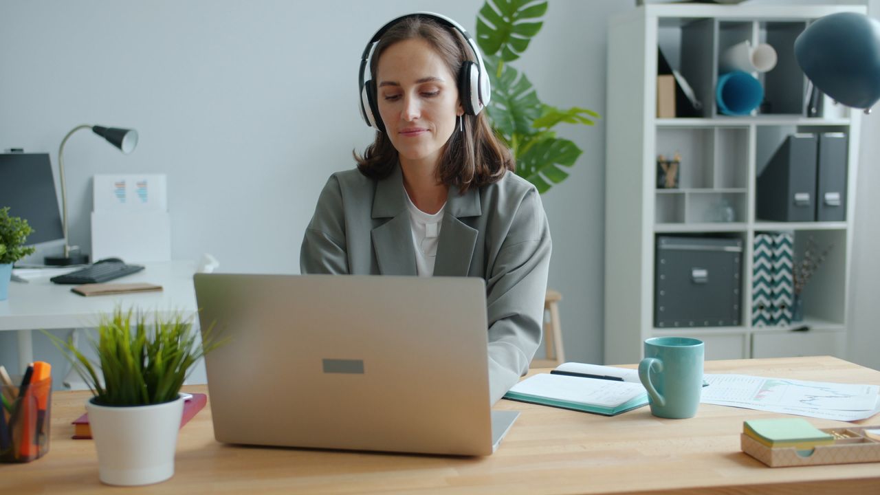 Fokuseret support-medarbejder ved laptop