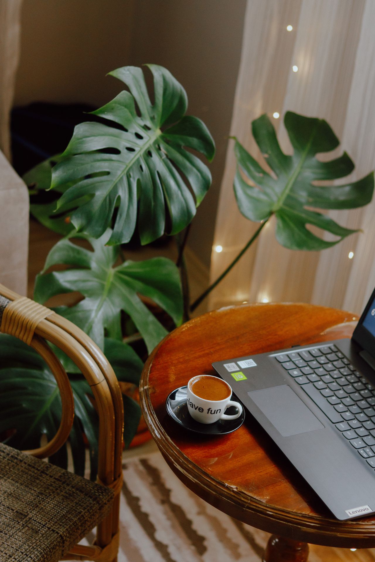 Rolig arbejdsplads med lokal AI-assistent